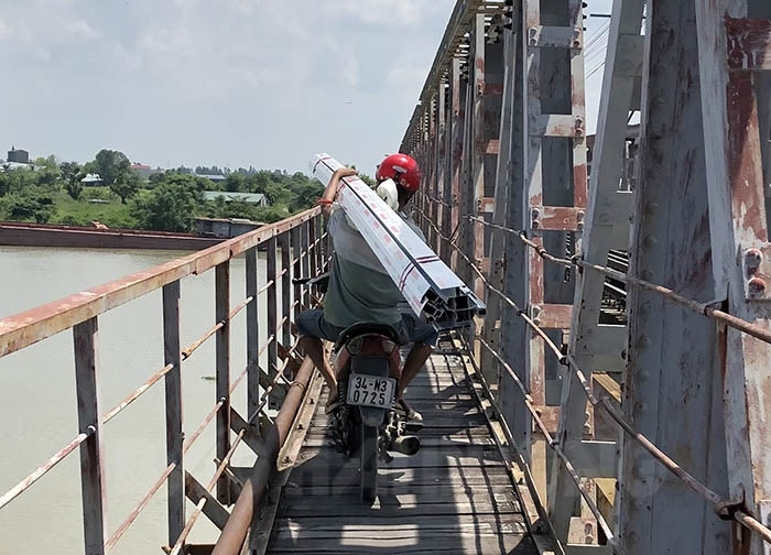 Mang vác cồng kềnh trên cầu đường sắt Phú Lương
